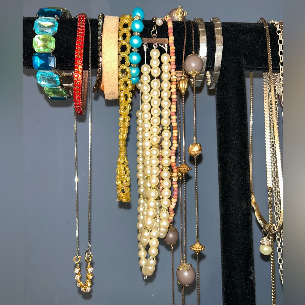 Vintage Estate Jewelry Lot Bundle with Black Velvet Display Stand Jewelry Bundle - Picture 3 of 12